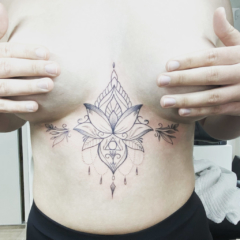 Tatouage Underboobs