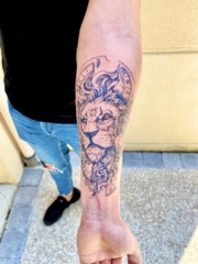 Tatouage loup réaliste noir et gris – Ink Shape Tattoo Essonne